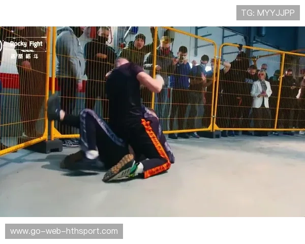 拳击选手卖破绽诱敌上钩一拳制胜